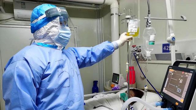 火神山医院首例血浆治疗患者出院